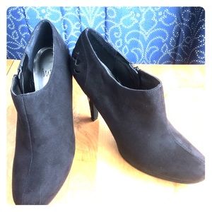 Black detailed heel ankle boots.